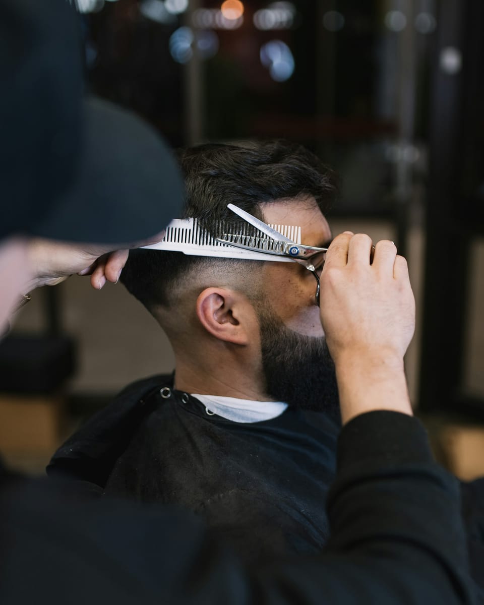 Barber strzyże klienta