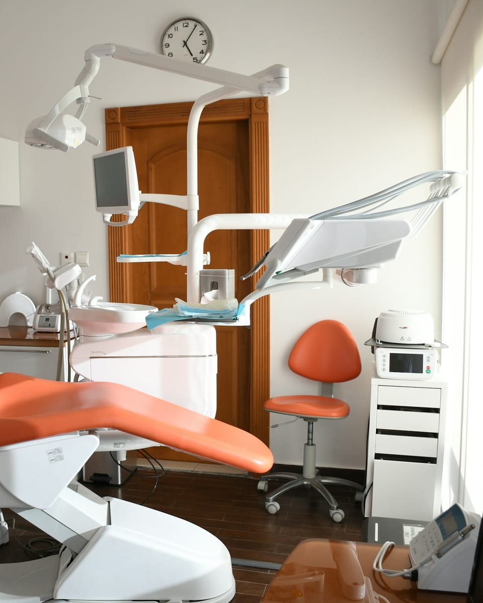 Fotel dentystyczny w jasnym gabinecie